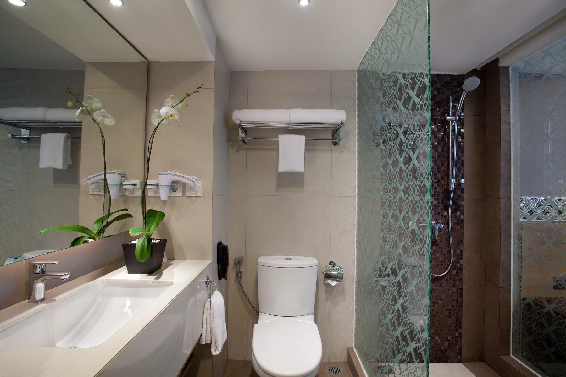 Ramada by Wyndham Bali Sunset Road Kuta - Washroom