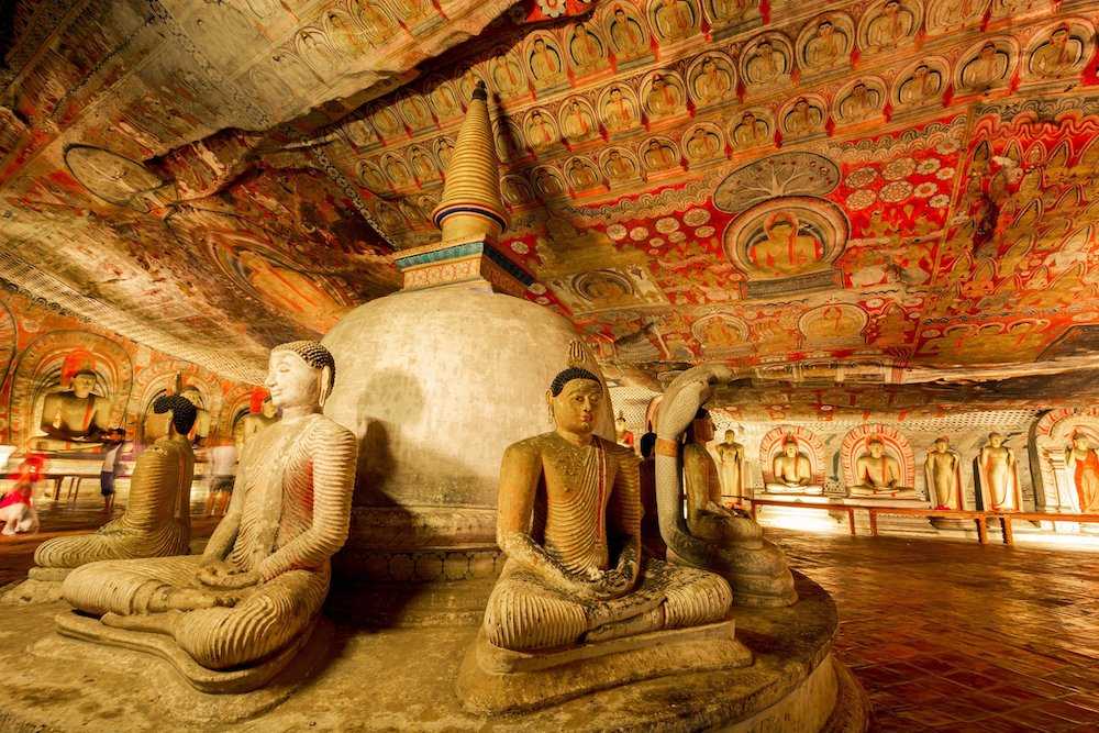 Buddha_Statue_in_dambula_caves.jpg